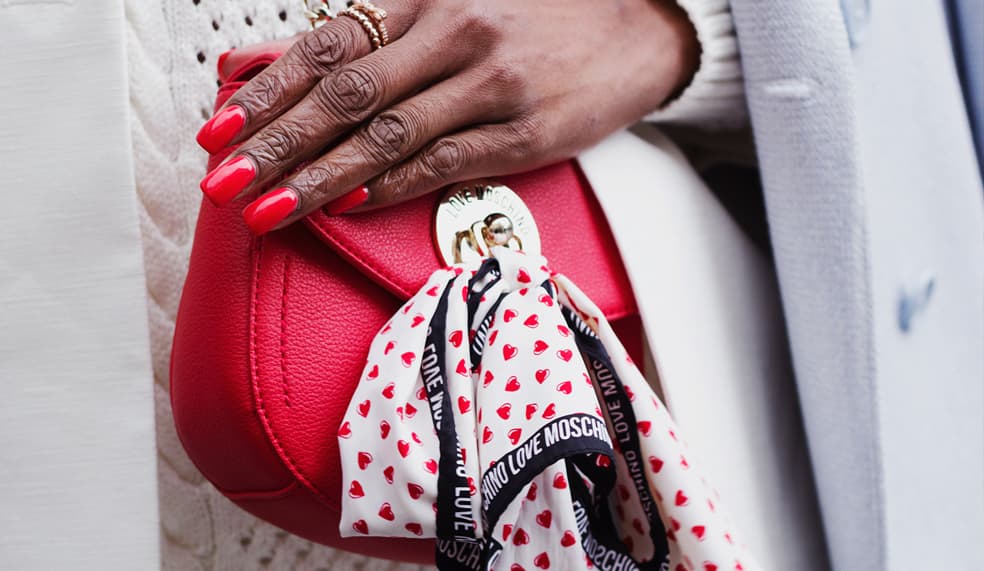 Las uñas rojas, al igual que las bocas en este tono, son un clásico que no pasa de moda. Recuerda que en el momento que se te empiece a caer el barniz debes retirarlo con acetona. Cualquier barniz carcomido se ve horrendo. Los rojos o tonos obscuros se notan más y se ven aún peor.