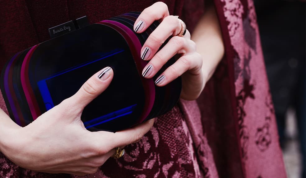 Por Paulina Soto | @pauisoto Esta primavera, la tendencia más importante en nail art es el trazo de líneas. Se llevan sobre tonos transparente y también sobre barnices de colores. Este tipo de manicure lo vimos en la pasarela de Ji Oh y también en la de Tanya Taylor de S/S 16.