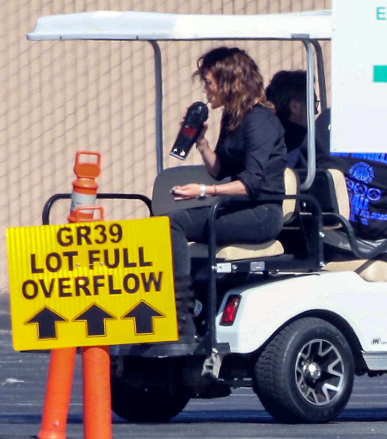 Ella incluso pasó un momento a solas y disfrutó de la bebida que llevaba en un gran termo de color negro.
<br>