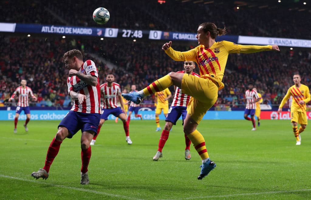 Recentra por la banda sin encontrar rematador para abrir el marcador.