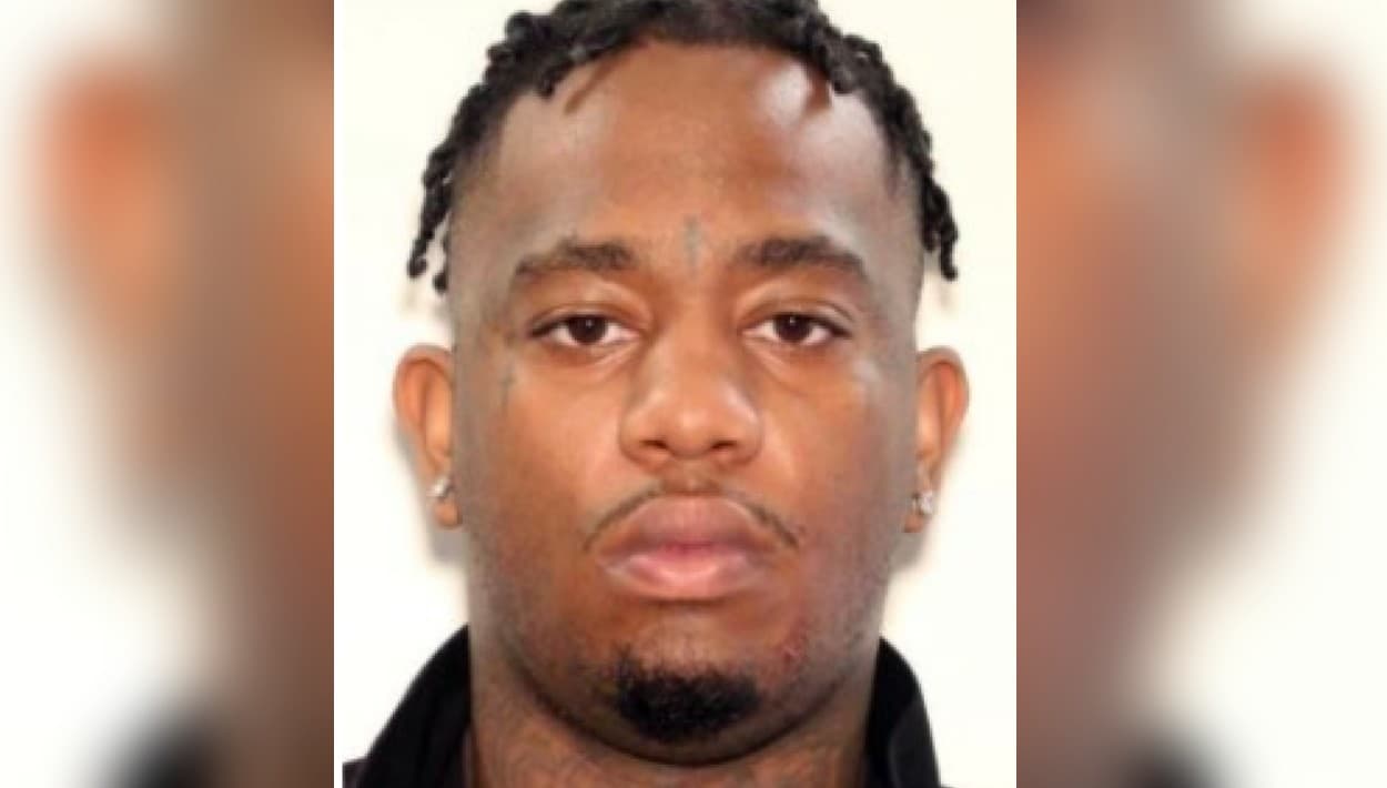 Prófugo de la justicia también está Brandon Pooler, de 24 años. Mide 6 pies con 1 pulgada y pesa 215 libras.