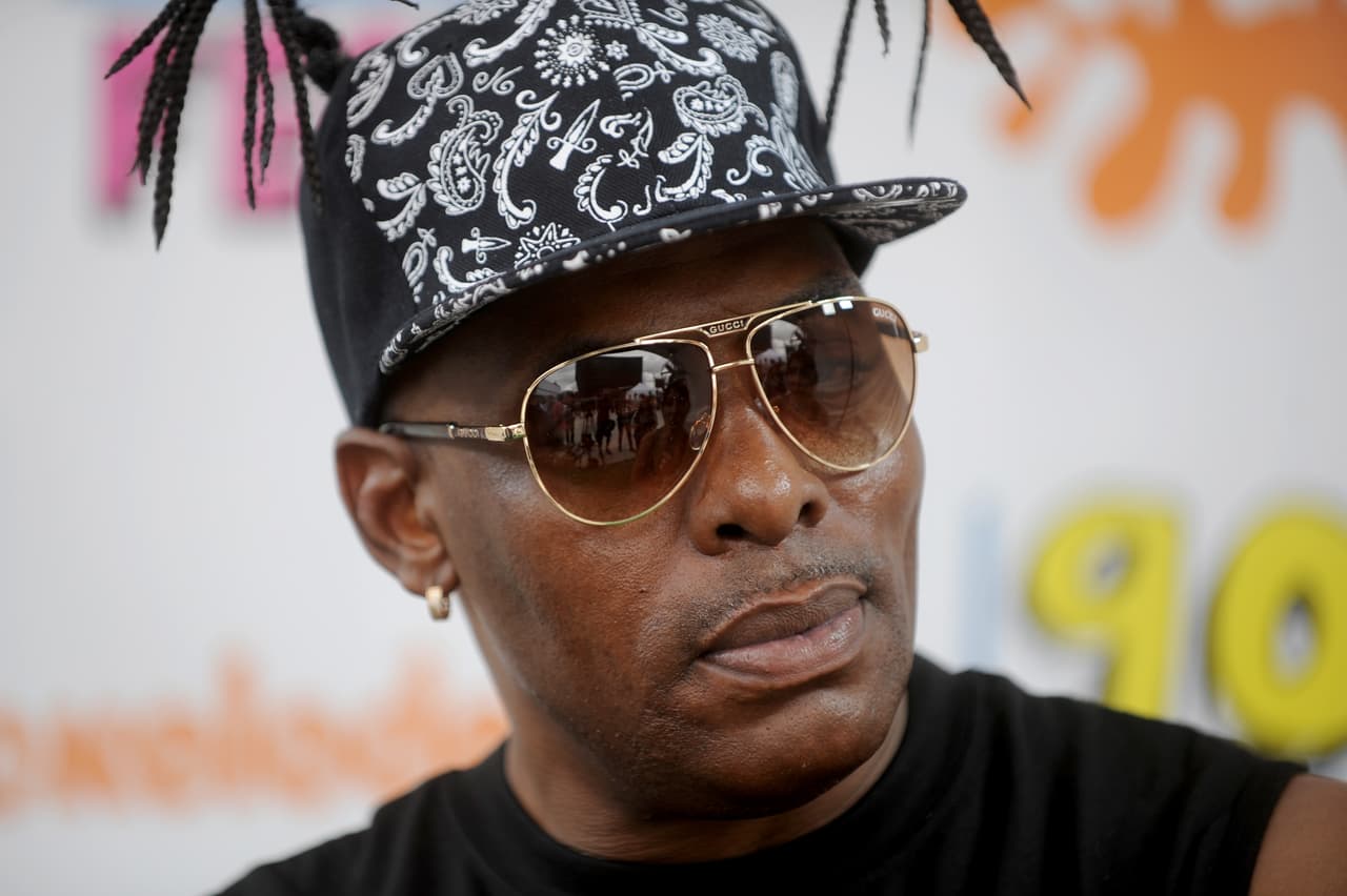 <b><a href="https://www.univision.com/local/philadelphia-wuvp/coolio-rapero-gangstas-paradise-muere-59-anos">Artis Leon Ivey Jr. 'Coolio', cantante </a></b>
<br>
<br>Coolio murió a los 59 años el 28 de septiembre mientras visitaba la casa de un amigo en Los Ángeles. 
<br>
<br>Famoso por la canción 'Gangsta's Paradise' compuesta a mediados de la década de 1990, con la que ganó un Grammy a la mejor interpretación de rap en solitario, Coolio se mantuvo vigente al grabar ocho producciones discográficas a lo largo de su carrera.
<br>