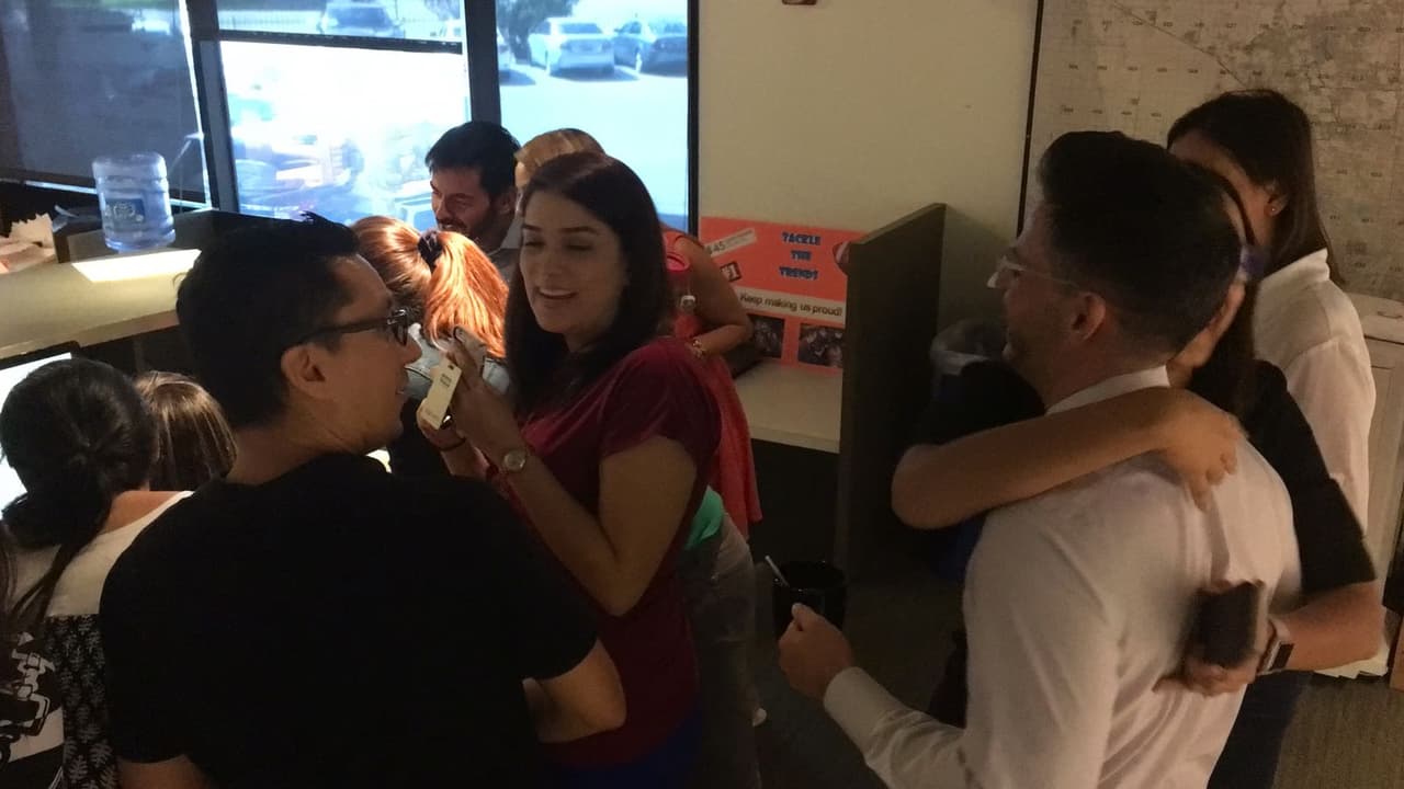 Algunos de los periodistas, editores y productores de Noticias 45 de Univision Houston se reunieron en la sala de redacción del canal para recibir la noticia de las nominaciones.