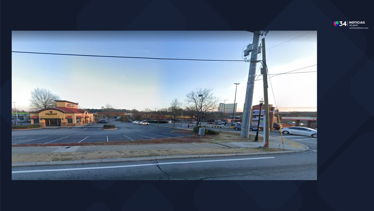Balean a un hombre en un estacionamiento de una plaza comercial sobre Buford Highway