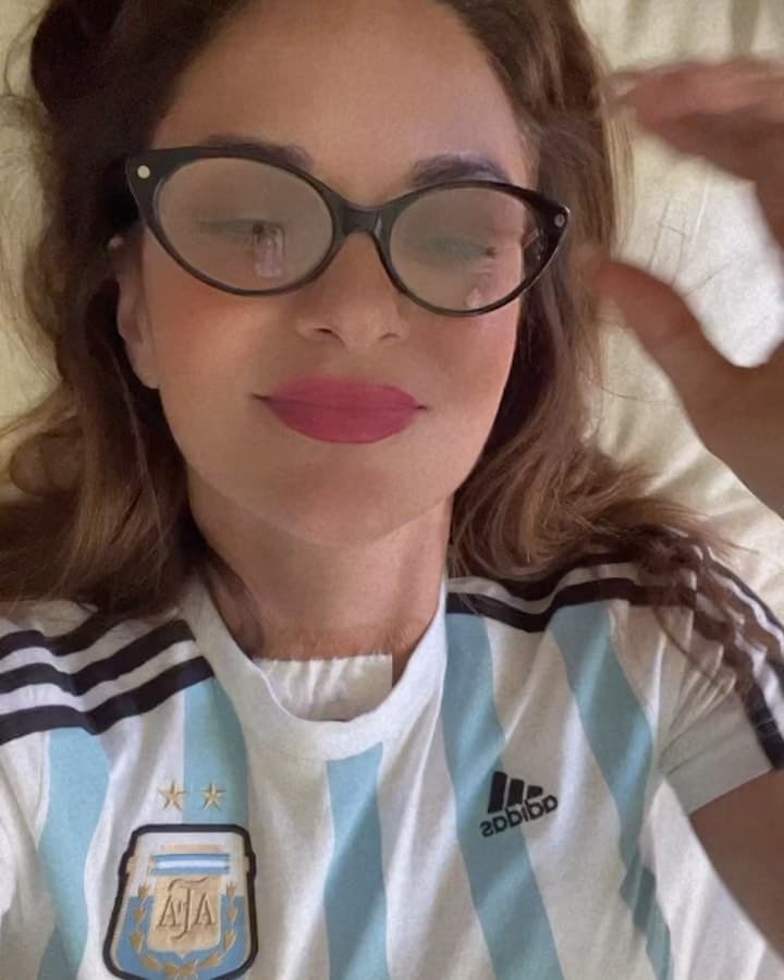 "Me detectaron desde marzo que tenía un tumor, de 3.3 centímetros, como del tamaño de una
<b>pelota de golf, aquí en mi tiroides</b>, del lado izquierdo", explicó en un 'live' de la mencionada red social.
<br>