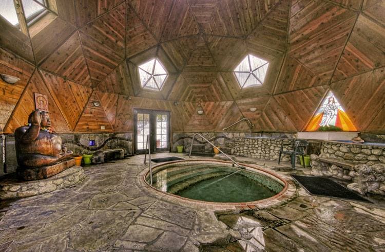 <b><a href="http://www.sierrahotsprings.org/" target="_blank">Sierra Hot Springs</a> </b>es un resort que ofrece baños terapéuticos en estas fuentes termales, que se localizan a 40 km al norte de Truckee, cerca de la ciudad de Sierraville. El complejo tiene alojamiento, tanto para cabaña como camping, y ofrece comida, talleres de salud y bienestar y retiros espirituales. Las piscinas se mantienen a temperaturas entre los 105 y 110ºF.
<b>En este lugar cobran una entrada de $20 por todo el día y $15 por 3 horas.</b>