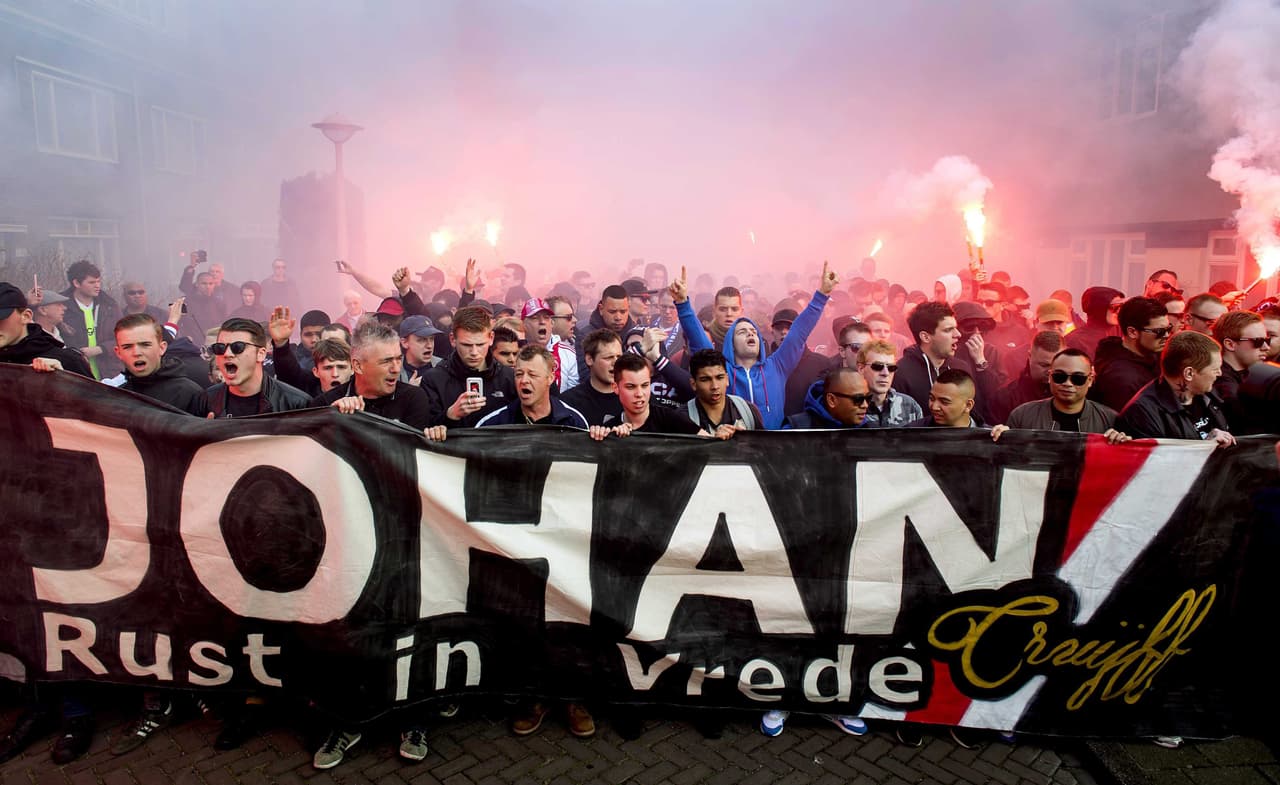 Emotivo homenaje a Cruyff en el Amsterdam Arena y Ajax recupera el liderato