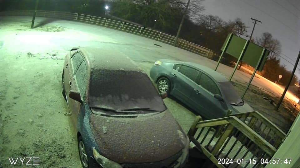 Los autos cubiertos de un manto blanco en Seagoville. Esto fue captado casi a las 5:00am por cámaras de la casa de Adrián Nancy, un televidente que nos compartió esta imagen.