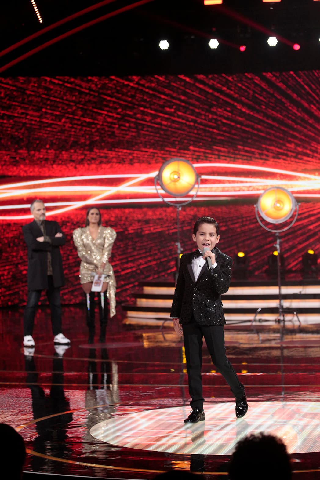 Miguel le pidió a la orquesta de Pepe Zavala el tono adecuado para que Kevin volviera a interpretar el tema con un mejor resultado.