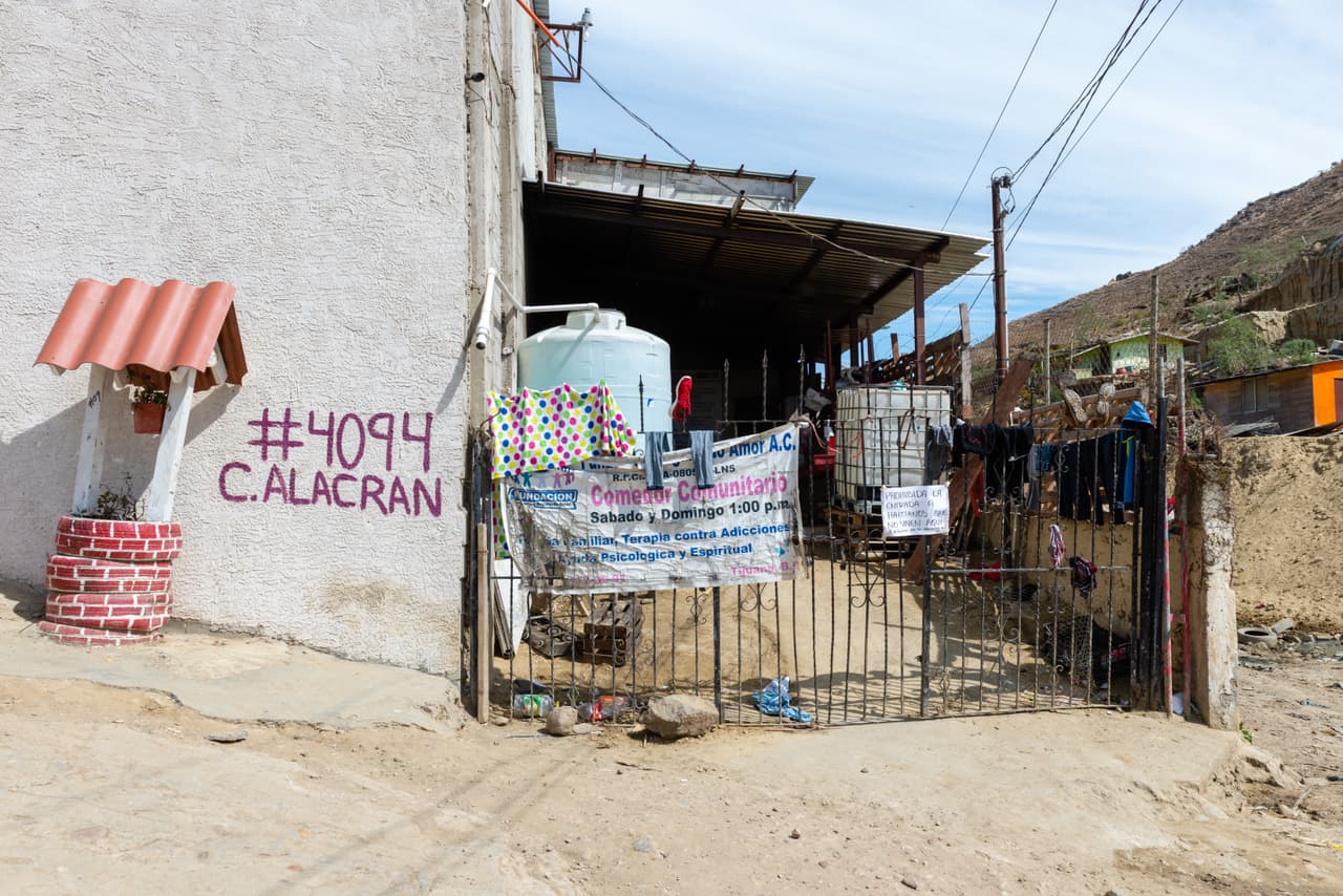 El refugio Camino de Salvación, dirigido por la iglesia Embajadores de Jesús, se encuentra en Cañón del Alacrán, en las afueras de Tijuana. El refugio, que alberga a unos 75 migrantes, comenzó a aceptar refugiados hace dos años en respuesta a un fuerte aumento en el número de solicitantes de asilo provenientes de Haití. También ha abierto sus puertas a los centroamericanos.