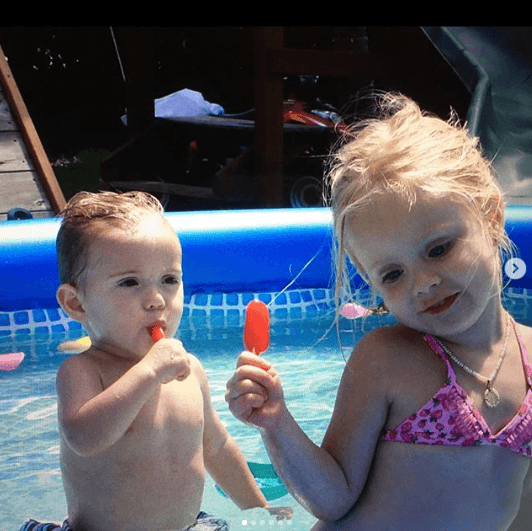 Loreto Peralta es la hija mayor de Juan Carlos Peralta y Greta Jacobson. También es nieta de Carlos Peralta, uno de los empresarios más ricos de México.