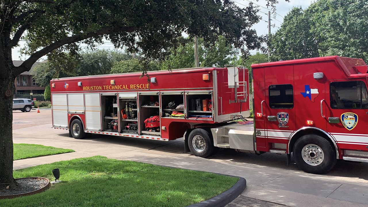 Los bomberos señalaron que la plataforma en la que estaban los trabajadores colapsó y por eso se realizó el rescate.