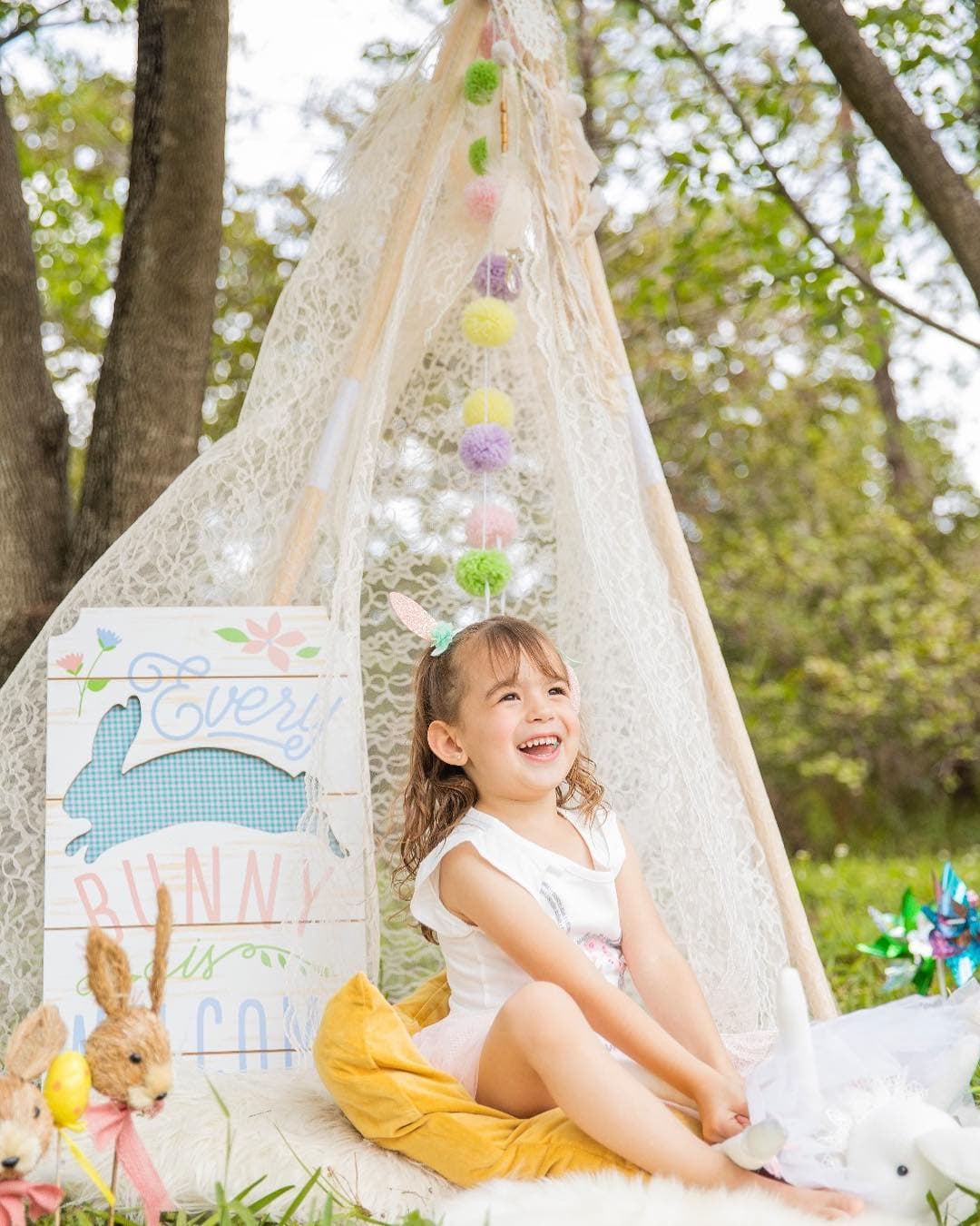 La sonrisa de Michelle es hermosa, aquí la vemos posando para la cámara de @habiaunavezunafoto en una sesión de fotos para Pascua.