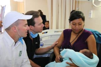 El gobernador del estado de Chiapas y el director general del IMSS, José Antonio González Anaya, visitaron a los 29 niños hospitalizados.