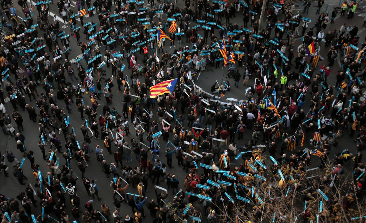 Laafición del Barça llega al Camp Nou con pancartas para protestar, de forma pacífica.