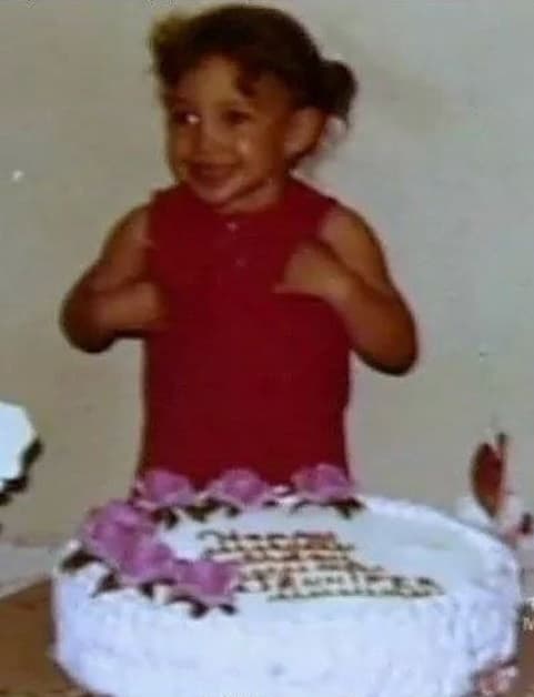 Jenni nació un 24 de julio de 1969 en la ciudad de Nueva York. Durante su infancia y adolescencia, las carencias económicas y los problemas familiares fueron las constantes de su vida.