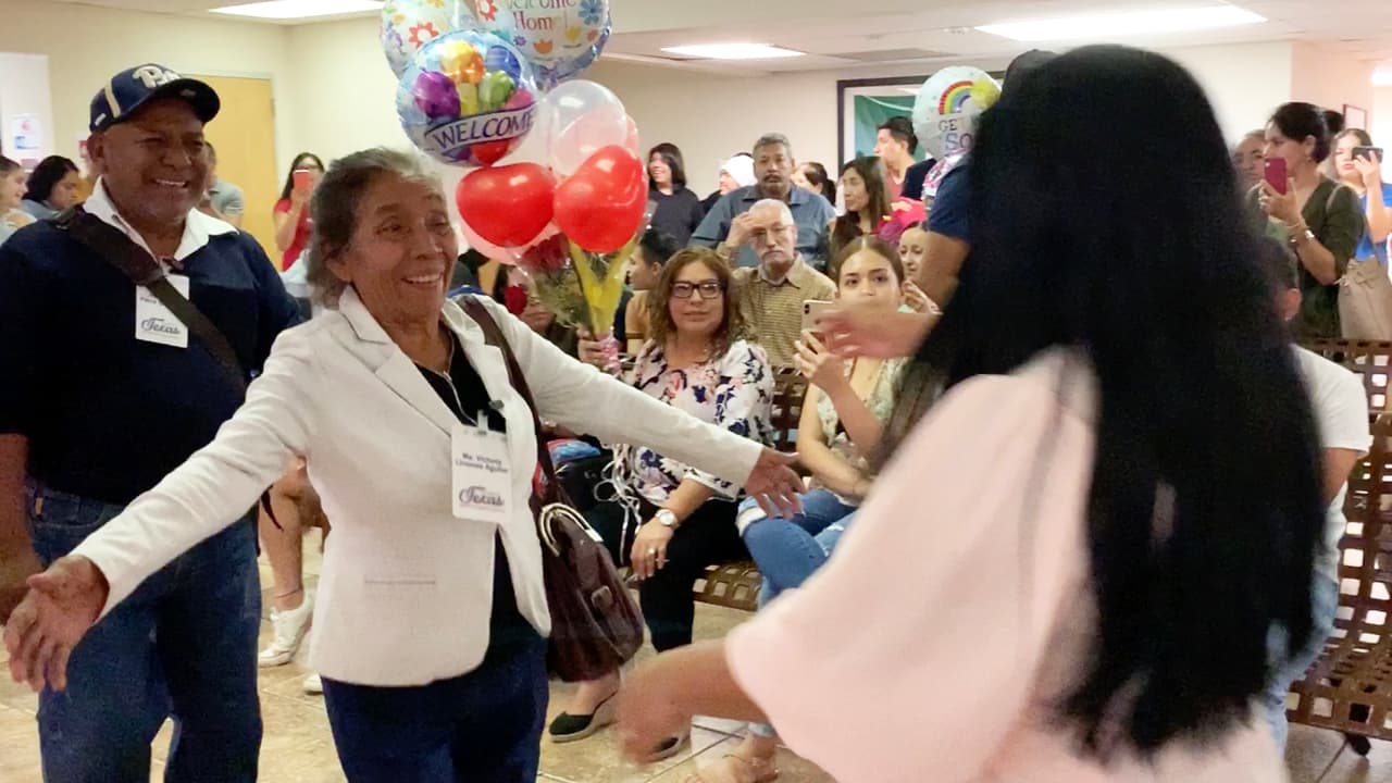 Después de obtener sus documentos, pueden cumplir su sueño de ver de nuevo a sus hijos que viven de este lado de la frontera.