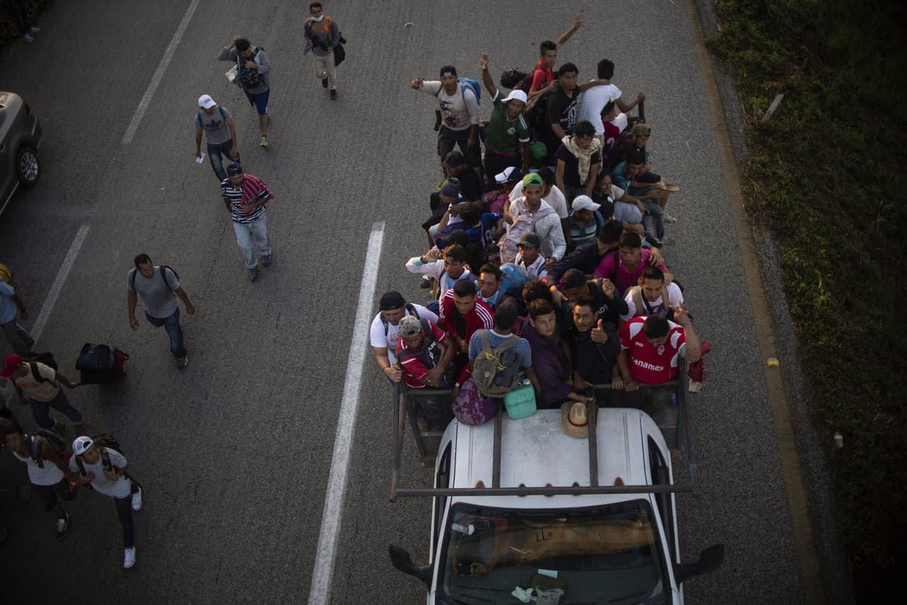 Decenas de migrantes sobre un camión en Huixtla, Chiapas. Las fuerzas armadas de EEUU preparan planes para el despliegue de 5,000 efectivos en la frontera con México antes de la llegada de la caravana de migrantes.