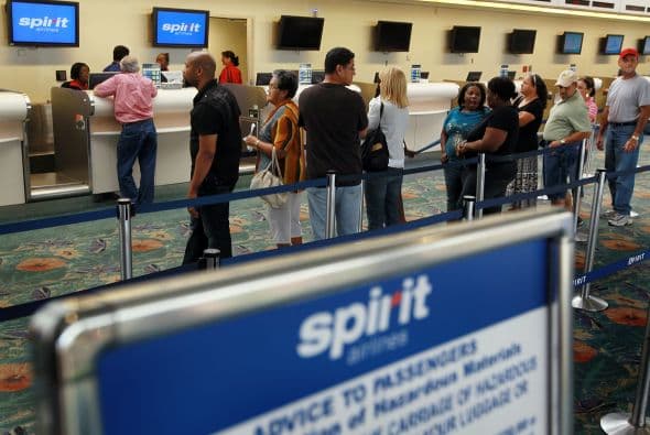 4 Spirit Airlines. La compañía que fue pionera en las tasas "auxiliares" entre las aerolíneas nacionales: cargos por equipaje de mano: $30 por adelantado, $45 en la puerta.