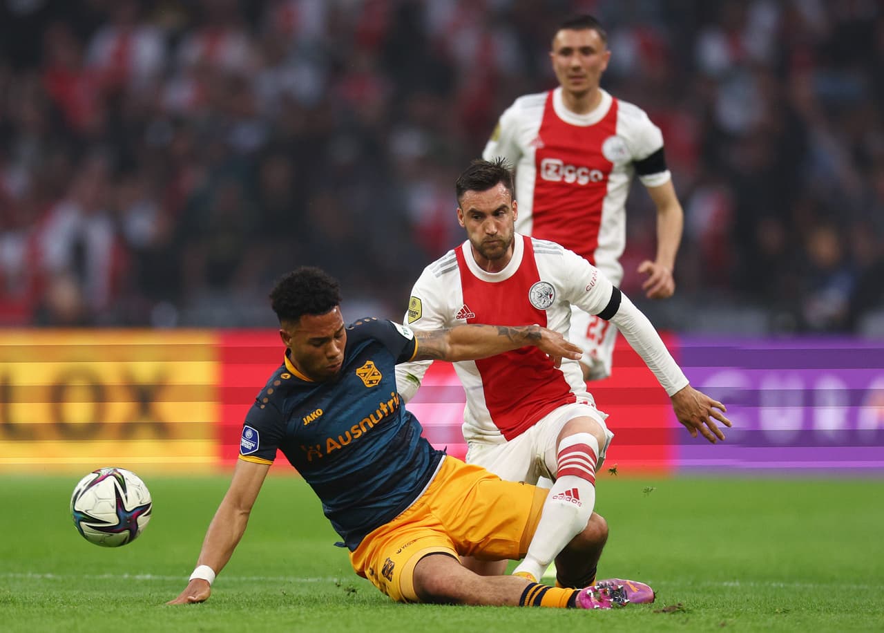 Edson Álvarez metió el quinto gol que redondeó la goleada del Ajax sobre un triste Heerenveen que solo fue comparsa para que alcen un nuevo título de Eredivisie pese al triunfo del PSV.