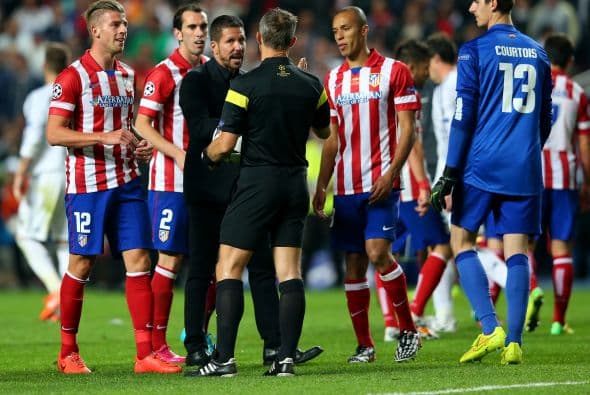 Al terminar el tiempo regular Simeone reclamó al silbante por agregar cinco minutos cuando en el partido no se había perdido mucho tiempo.