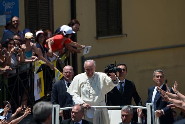 Les instó a desarrollar su labor al servicio de la Iglesia, huyendo de "la cultura subjetiva actual que ensalza el 'yo' hasta idolatrarlo", dijo.