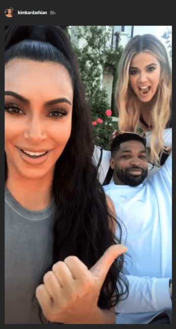 El 27 de junio ocurrió lo impensable: con motivo del cumpleaños 34 de Khloé toda la familia, incluido Tristan Thompson, se reunieron para celebrar. Kim Kardashian, quien hasta ese entonces había sido la más dura crítica del basquetbolista, compartió imágenes conviviendo sonriente con el novio de su hermana, lo que selló la paz entre Tristan y el clan Kardashian-Jenner.
<br>