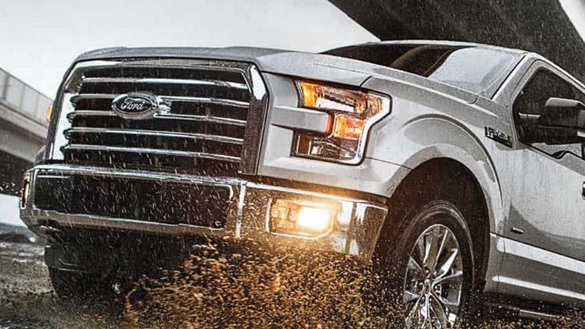 7. 
<b>Revisa con frecuencia el sistema eléctrico incluyendo el estado de luces y lámparas</b>
<br>Es importante revisar con frecuencia el estado de todos los sistemas relacionados con la iluminación de tu vehículo. Invierte tiempo en asegurarte que todas las luces, tanto internas como externas funcionen correctamente ya que una luz más tenue o más fuerte de lo normal puede ser un indicio de algún problema en el sistema eléctrico. Reemplaza los bombillos que estén quemados, mantén fusibles de repuesto dentro del vehículo y asegúrate de que los bornes de la batería están limpios y bien conectados.