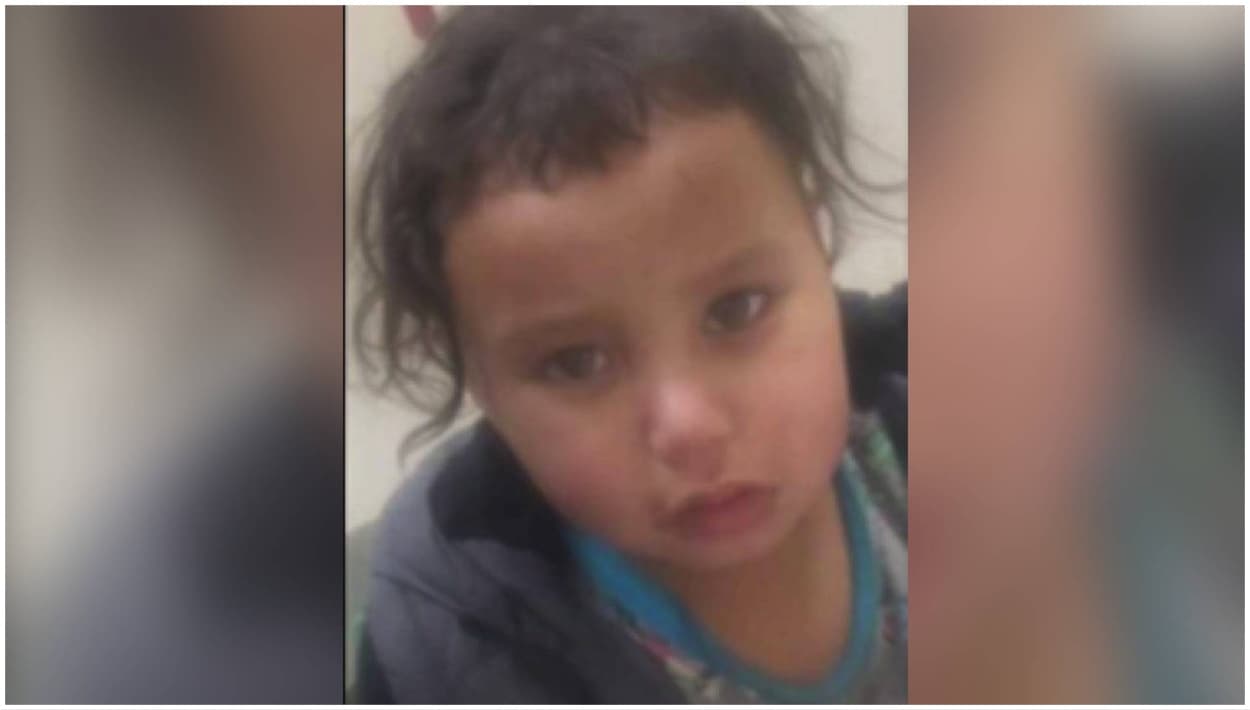 Bebé hispano de 2 o 3 años caminando sin zapatos por las calles de Chicago: la policía busca a sus padres