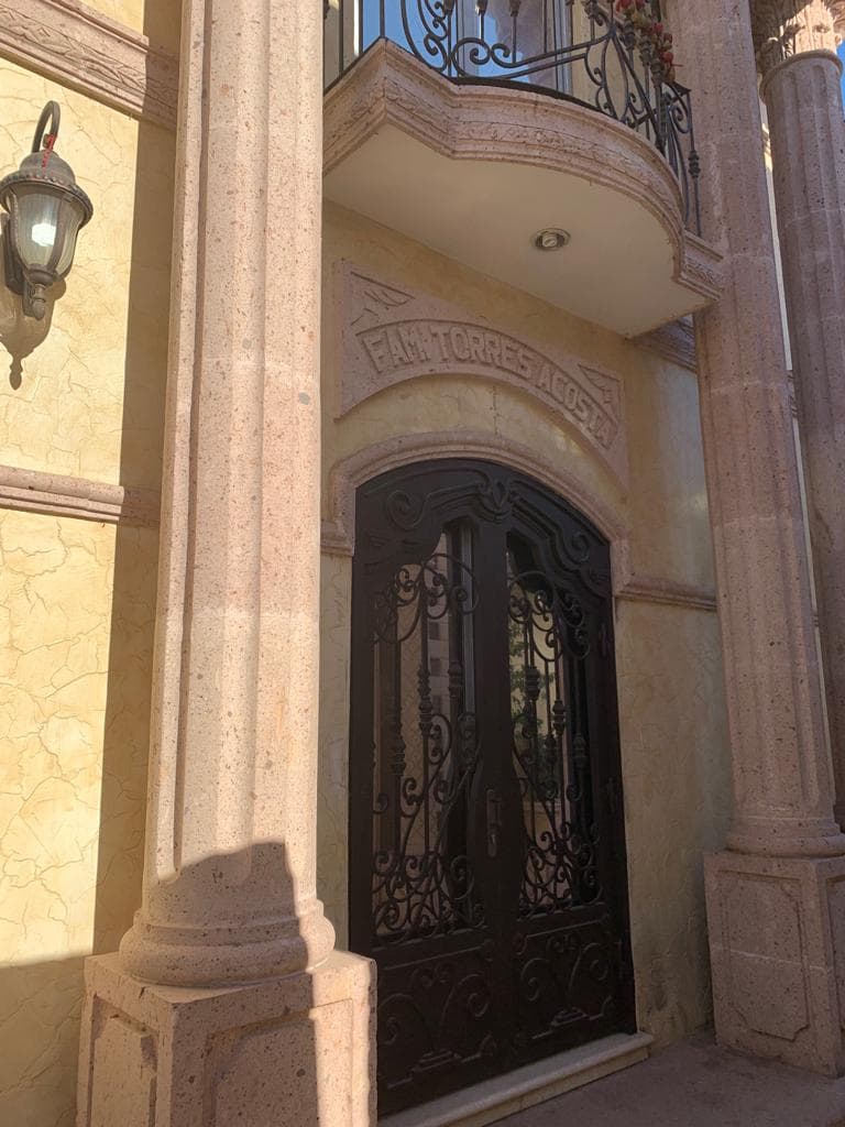 Sin embargo, la mayoría de ellas suelen tener dos pisos, y además de ser construidas con materiales poco comunes como acrílico y madera, cuentan con lujosos acabados y hasta cámaras de seguridad, agua potable y grandes televisores.