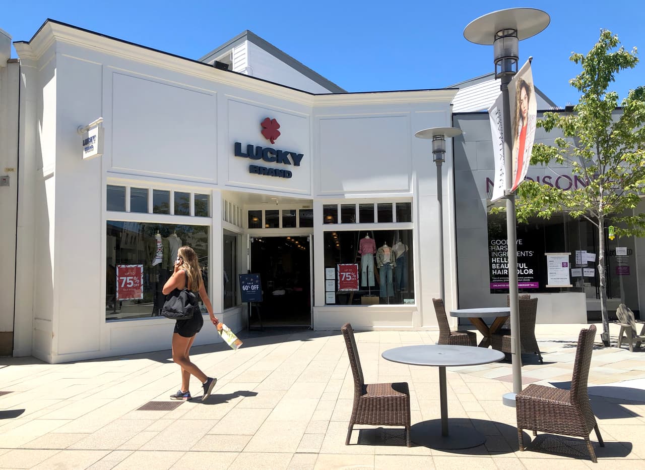 <b>Lucky Brand.</b> Esta cadena de tiendas de ropa conocida por sus jeans se declaró en quiebra el 3 de julio de 2020. Según un comunicado de prensa de la empresa, la pandemia tuvo un impacto severo en las ventas. Como parte de su plan de reestructuración, la compañía cerrará permanentemente 13 ubicaciones físicas y será vendida a Sparc Group, que además de Brooks Brothers también compró Aeropostale y Forever 21.
<br>