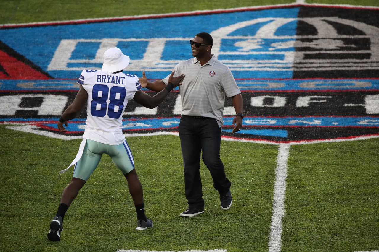 Dez Bryant saludó efusivamente a LaDainian Tomlinson antes del inicio del partido.