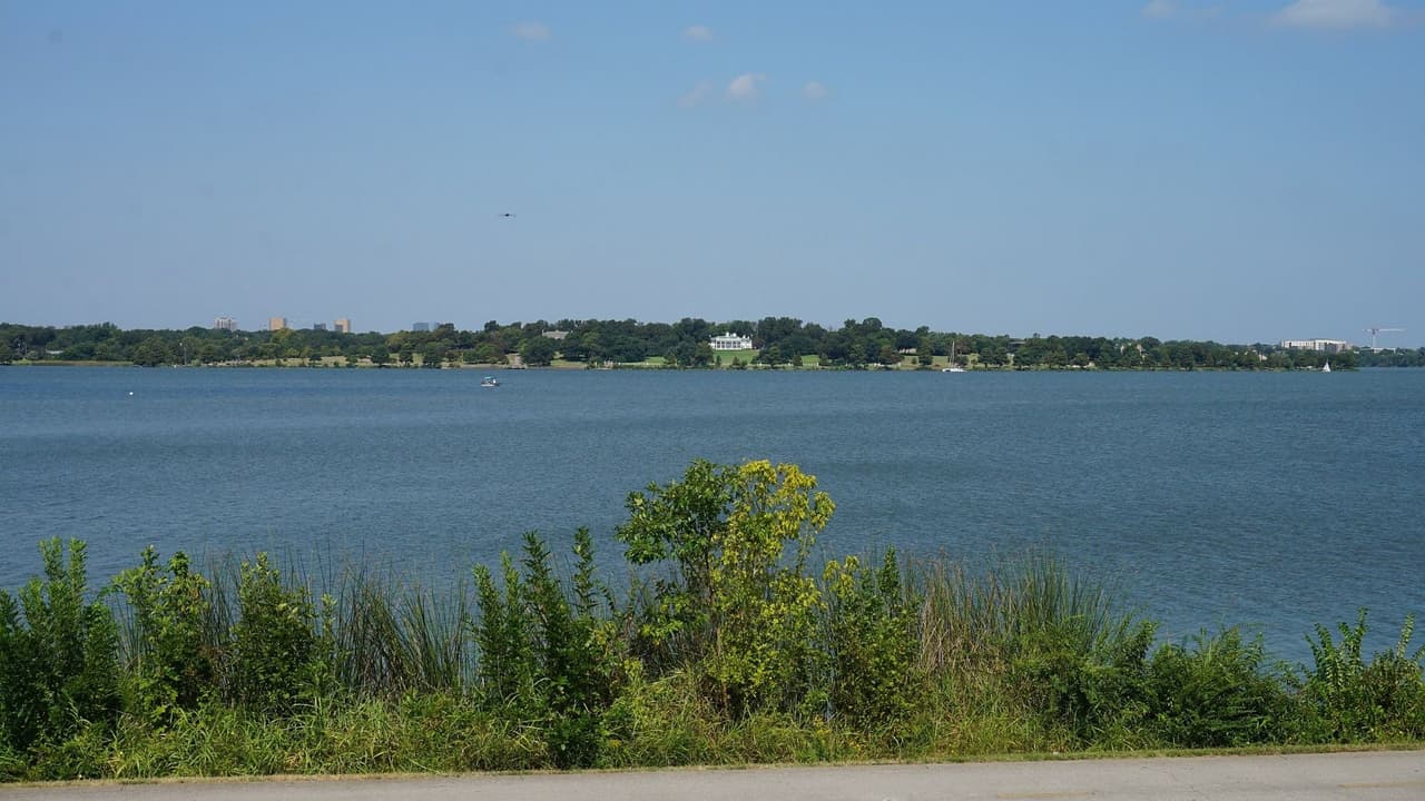 Hallan paseantes un cuerpo flotando en el White Rock Lake de Dallas