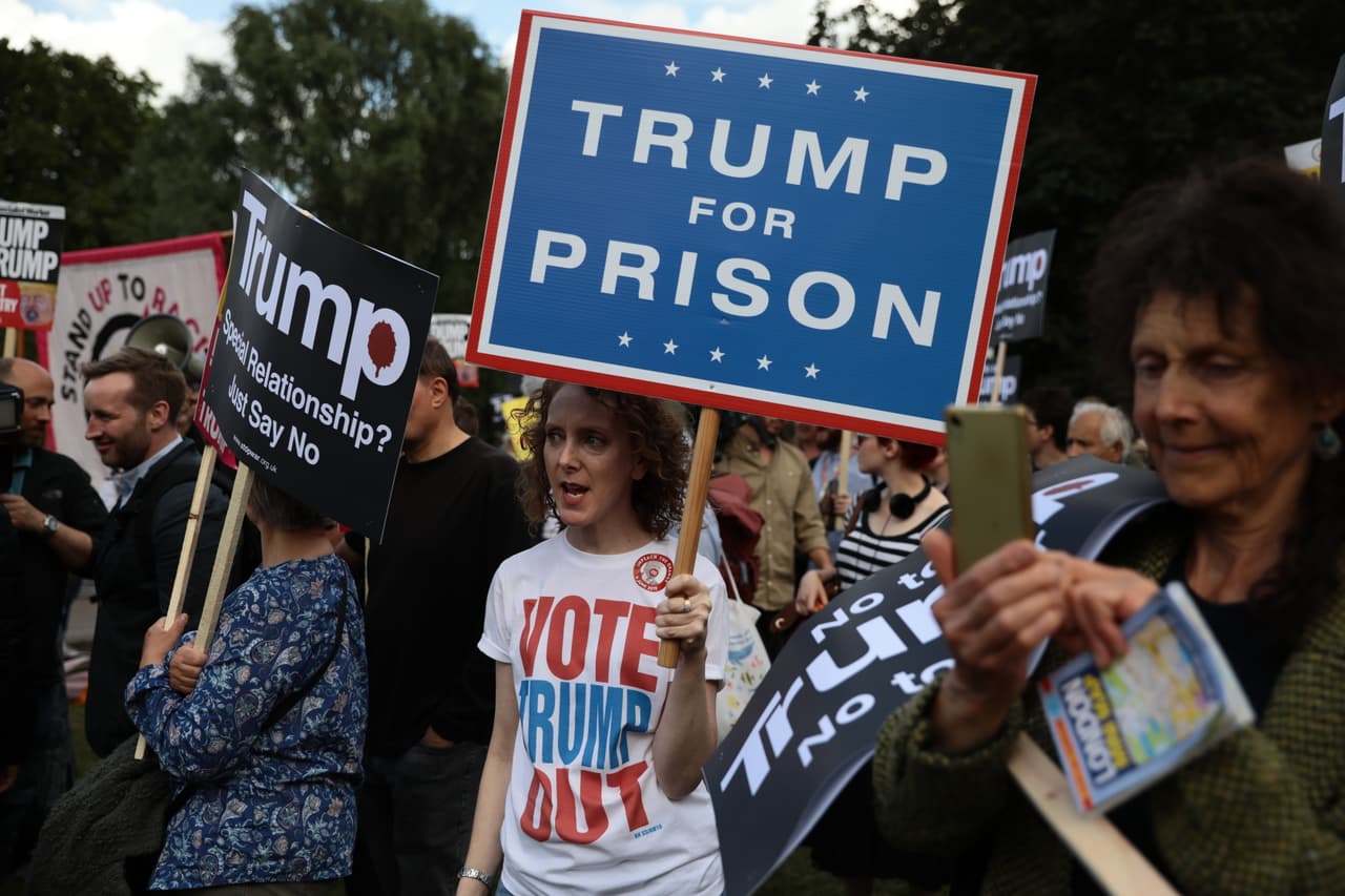 Cientos de personas han protestado contra Trump frente al Palacio de Buckingham desde el comienzo de la visita de Estado, que durará tres días. “Trump para la prisión”, se lee en uno de los carteles que llevaba una manifestante.