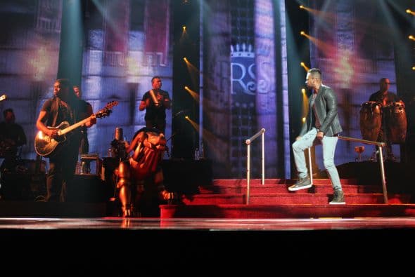 El Rey de la Bachata tuvo casa llena en el Toyota Center este miércoles, ve aquí las mejores imágenes de la noche.