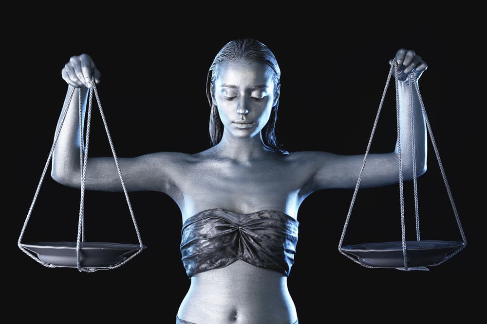 Libra fue conocida en la astronomía babilónica como MUL Zibanu (las "balanzas" o "equilibrio"), o también nombrada como las pinzas del Escorpión. Las balanzas eran consideradas sagradas para el dios sol Shamash, quien también era el patron de la verdad y la justicia dentro de esta cultura.