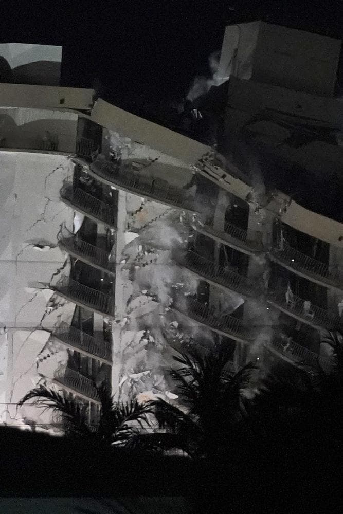 La alcaldesa del condado de 
<a href="https://www.univision.com/temas/miami-dade">Miami-Dade</a>, Daniella Levine Cava, dijo a la AP que la demolición controlada se desarrolló "exactamente como estaba previsto". Dijo que los equipos de rescate ya habían recibido el visto bueno para empezar a trabajar de nuevo en el montículo. "Fue una imagen perfecta. Exactamente lo que nos dijeron que iba a ocurrir", dijo.