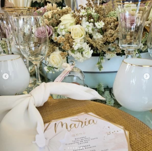 La mesas cubiertas con flores y cristalería fina le dieron un toque especial a la ambientación de estilo romántico. Durante la celebración se ofreció un exquisito banquete. El plato fuerte fue "infladito de lechón con salsa de mole rosa".