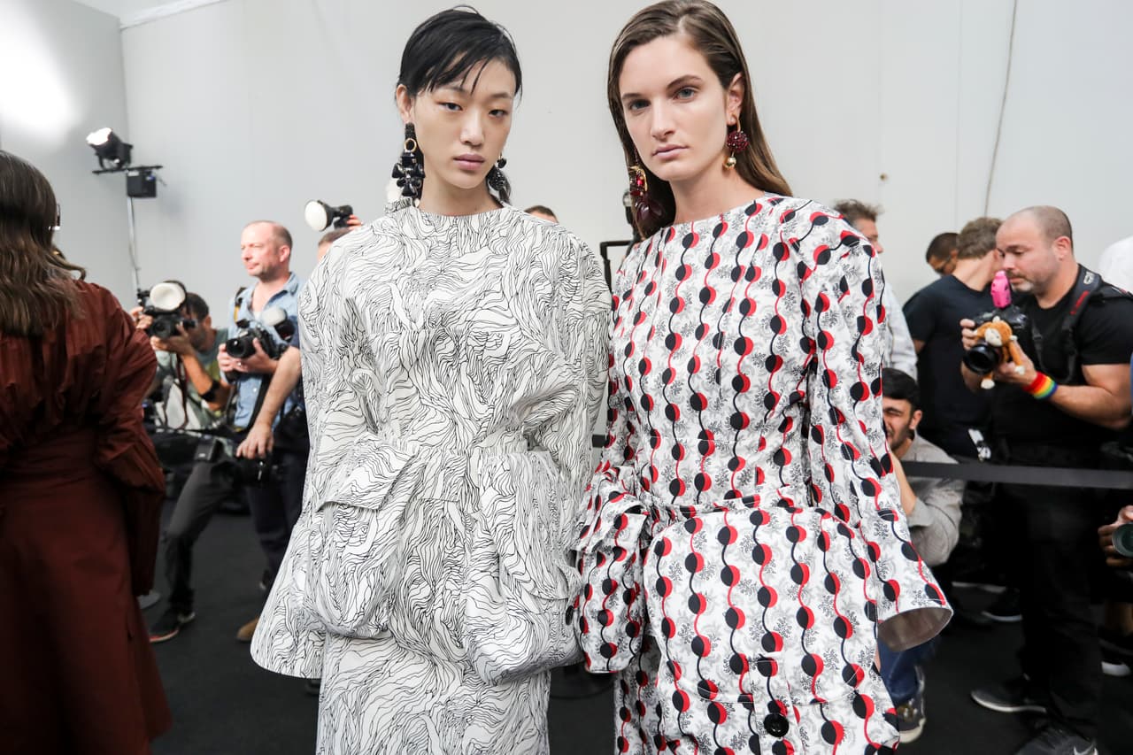 Este look también lo diseño el maquillista Tom Pecheux, quien según el sitio de 
<a href="http://www.nytimes.com/2016/09/25/t-magazine/fashion/marni-beauty-spring-summer-2017-milan-fashion-week.html">The New York Times</a> ha colaborado con la marca 
<a href="https://secure.marni.com/countries/index">Marni </a>desde su lanzamiento en 1994. Para realizar esta propuesta que se caracteriza por su limpieza, utilizó: máscara de pestañas, iluminador, base de maquillaje y un lipstick rosado, que le daba a los labios un aspecto saludable. 
<br>