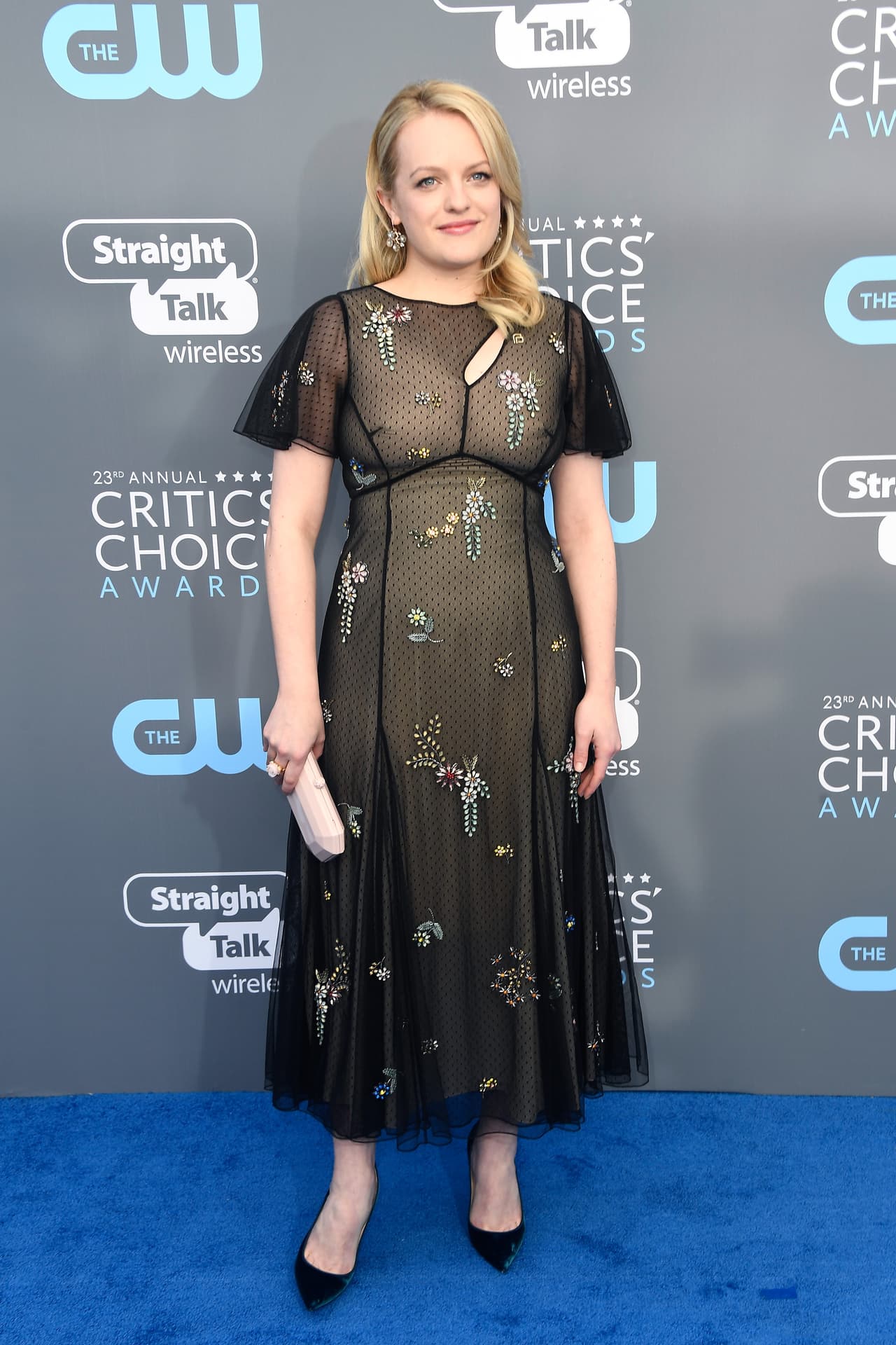 Elizabeth Moss, nominada a Mejor Actriz por Serie Dramática con 'The Handmaid's Tale', se presentó con este atuendo de gasa de Erdem.