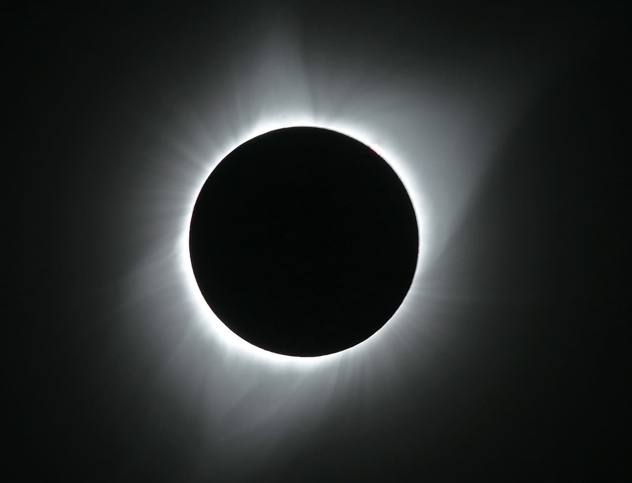 Las personas que vean el eclipse desde lugares donde la sombra de la Luna cubra completamente al Sol (conocido como el camino de la totalidad) experimentarán un eclipse solar total. El cielo se oscurecerá, como si fuera el amanecer o el anochecer. Si el clima lo permite, las personas que se encuentren en el camino de la totalidad verán la corona del Sol, o atmósfera exterior, que generalmente está oscurecida por la brillante cara del Sol.