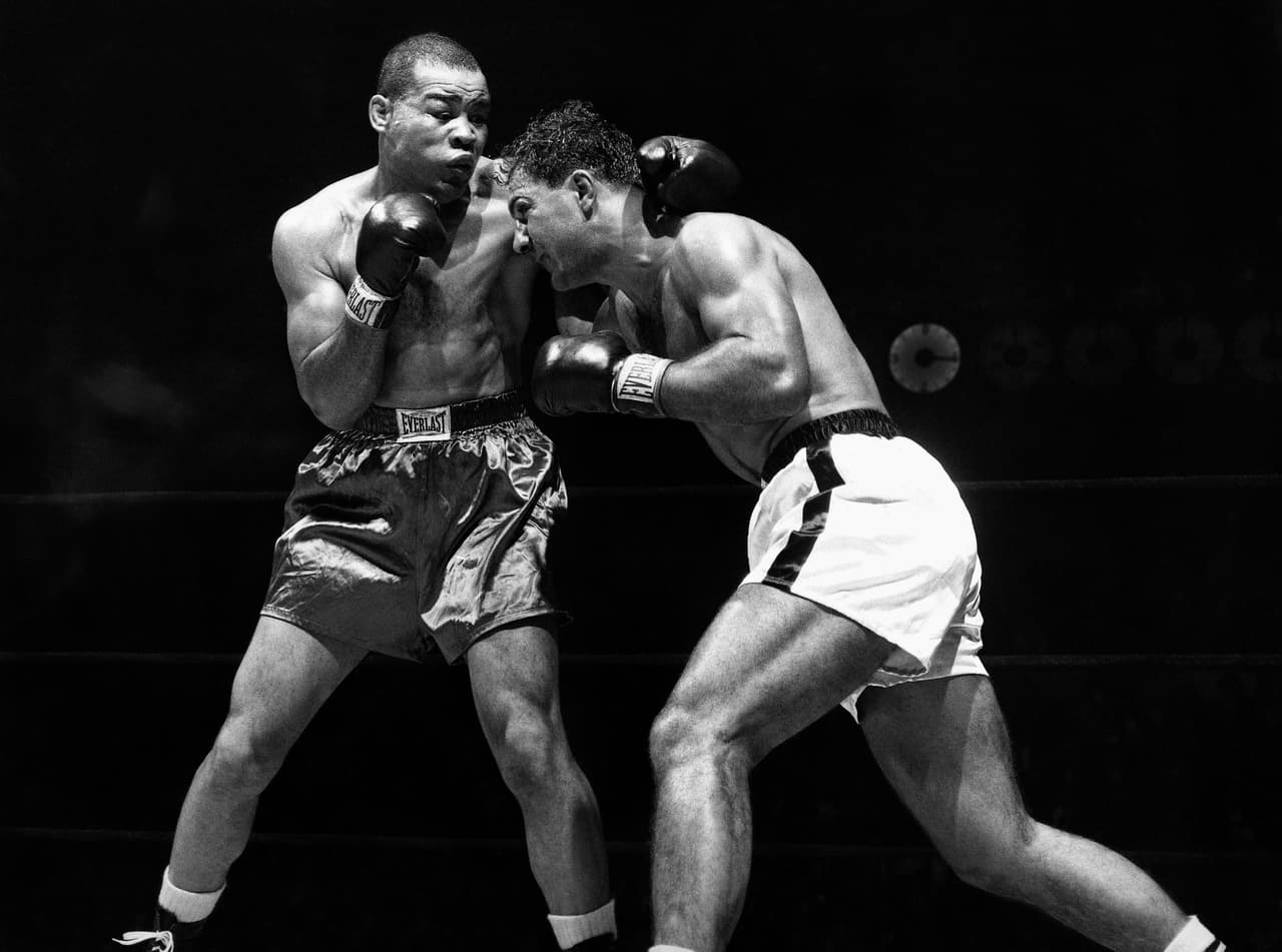 <b>Joe Louis contra Rocky Marciano</b>. El 28 de octubre de 1951 Joe Louis pasó oficialmente la antorcha a Rocky Marciano, quien estaba a menos de un año de ganar el campeonato mundial de peso pesado.