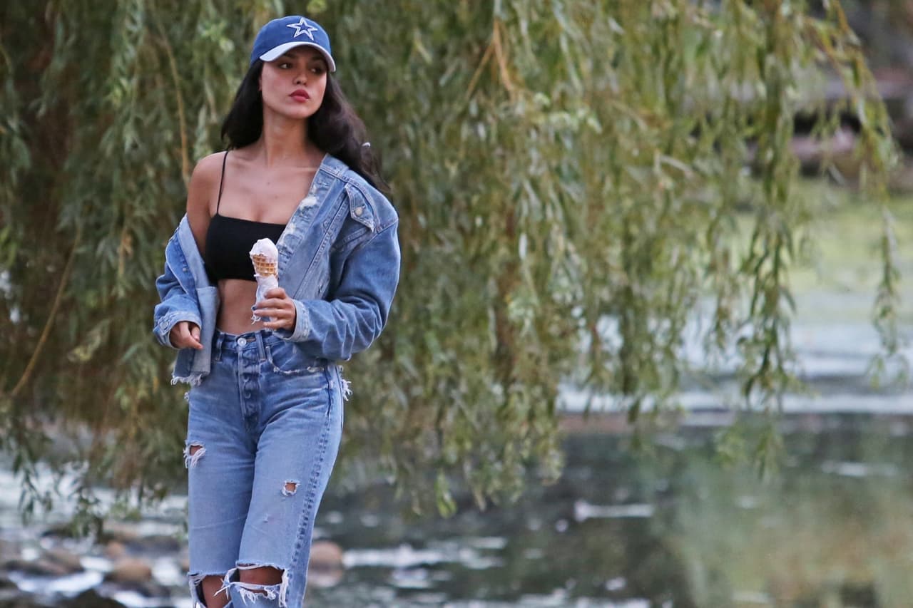 Ya en serio, explicó: "Tenía mi 'green card' (Trump) no me la quitado aún. Fui a lanzarme en paracaídas -y por favor no me juzguen- pero... necesitaba mostrar una identificación para que supieran quién se estaba lanzando del avión. La mostré y como estaba tan nerviosa (por el salto), la coloqué en el bolsillo trasero del pantalón".