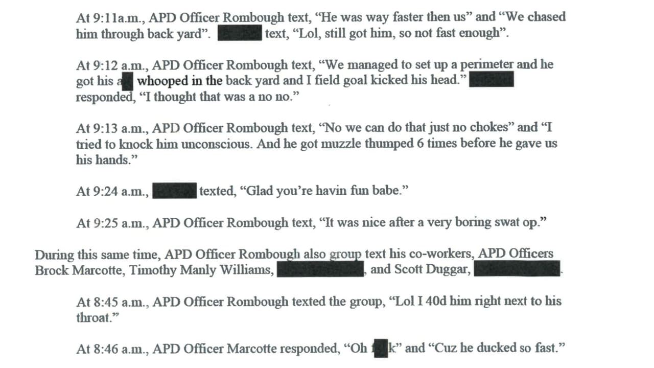 Este fragmento del informe de la oficina del fiscal del condado de Contra Costa indica que un oficial habría pateado en la cabeza a un sospechoso.