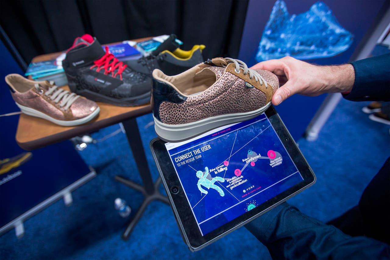 La empresa francesa E-vone ha lanzado un zapato inteligente que integra detección de caídas diseñado para los adultos mayores, trabajadores y viajeros. DAVID MCNEW/AFP