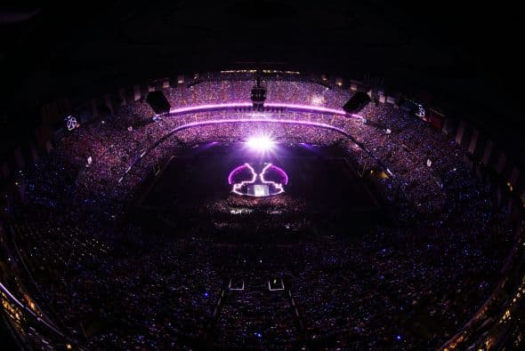 Ni el mejor guionista de Hollywood hubiese podido escribir un libreto mejor que el Super Bowl 2013. Con lágrimas, risas, entretenimiento, estupor, suspenso, miedo y mucha emoción, este Super Bowl “tuvo de todo un mucho”. El coro de la escuela de Newtown que sufrió en diciembre una matanza que conmocionó al mundo, con 26 niños de la escuela primaria Sandy Hook, abrió la ceremonia previa al partido con la canción "America The Beautiful", al lado de la actriz y cantante Jennifer Hudson. Los estudiantes llevaban lazos verdes en homenaje a los 20 niños y 6 adultos asesinados en Sandy Hook el pasado 14 de diciembre, y durante su actuación muchos de los jugadores y espectadores apenas pudieron contener las lágrimas. Después le tocó el turno a Alicia Keys, quien al piano y con un sexy vestido rojo de tirantes interpretó el himno nacional estadounidense, agregando algunas palabras en la estrofa final, ante el estupor de algunos. La actuación musical del descanso, la más esperada siempre, correspondió este año a Beyoncé y llegó precedida de la polémica después de que la estrella admitiera que cantó el himno nacional en falso directo, sobre una canción pregrabada, durante la ceremonia de la segunda investidura presidencial de Barack Obama. La artista con mucha fuerza y sin dejar de bailar sobre un escenario con fuegos artificiales y luces con la forma de su rostro y su larga melena, vistiendo un conjunto de cuero negro de Rubin Singer, con guantes a juego y botines de tacón, y acompañada de más de 100 bailarines repasó algunos de sus éxitos como "Love on Top", "Crazy in Love", "Baby Boi" y "Till the End of Time". Se unieron a ella después Kelly Rowland y Michelle Williams, sus compañeras en el ya disuelto grupo Destiny's Child y vestidas también de negro. Las tres cantaron y bailaron sincronizadas "Independent Woman" y "Single Ladies (Put A Ring On It)". En el tercer cuarto del partido se produjo un inesperado apagón, que duró 34 minutos, y que fundió a negro las televisiones de millones de hogares en todo el país y dejó en blanco a los presentadores de la cadena CBS, la encargada de la retransmisión. Con cada bloque de treinta segundos de publicidad vendido a un precio de entre 3,7 y 3,8 millones de dólares, los dos anuncios de Chrysler estuvieron entre los mejores, según un sondeo realizado por The Wall Street Journal a ejecutivos publicitarios y espectadores, pero según USA Today el primer lugar correspondió a Budweisser. También fueron muy comentados en Twitter los de Taco Bell y Doritos, en una noche en la que rostros conocidos como los actores de comedia Amy Poehler ("Parks and Recreation"), Tracy Morgan ("30 Rock") y Kaley Cuoco ("The Big Bang Theory"), y la modelo Bar Refaeli se colaron en algunos de los anuncios.