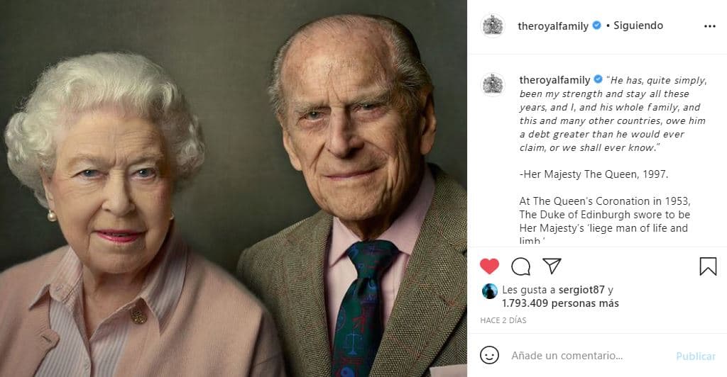 Horas después del anuncio del fallecimiento del príncipe Philip, la cuenta de Instagram 'The royal family' colocó una fotografía realizada por Annie Leibovitz, 
<a href="https://www.royal.uk/golden-wedding-speech" target="_blank">junto a la que se podía leer parte de lo que la reina </a>
<a href="https://www.royal.uk/golden-wedding-speech" target="_blank">dijo</a> en un discurso de 1997: "Él ha sido, sencillamente, mi fuerza y mi permanencia todos estos años, y yo, y toda su familia, y este y muchos otros países le debemos más de la que jamás reclamaría, o que jamás sabremos".