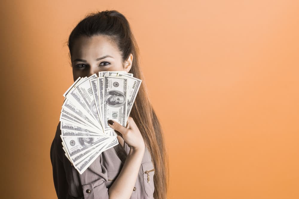 Tú eres siempre un signo al que no le va a faltar el dinero. Nunca se ve a un Leo pobre, puede ser que haya dificultades momentáneas pero siempre lo resuelves gracias a tu ingenio e imaginación. Por eso estás regido por el Sol, la estrella y el centro de nuestro sistema solar.
<br>