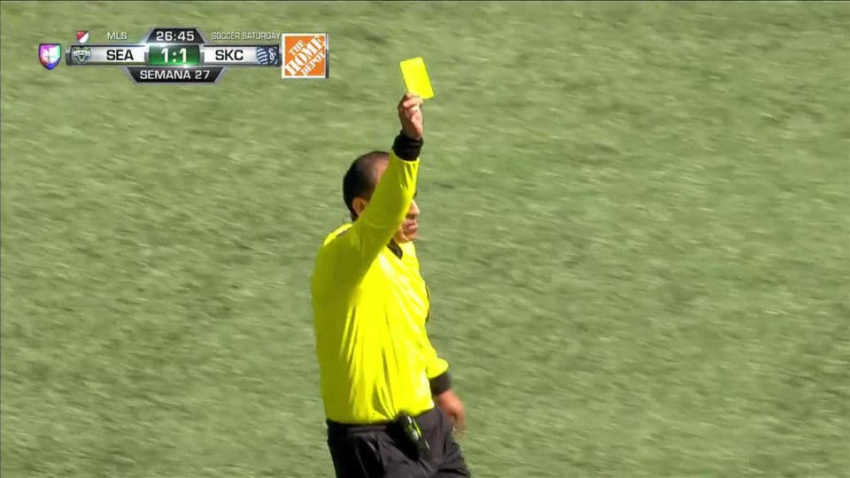 Tarjeta amarilla. El árbitro amonesta a Kim Kee-hee de Seattle Sounders FC