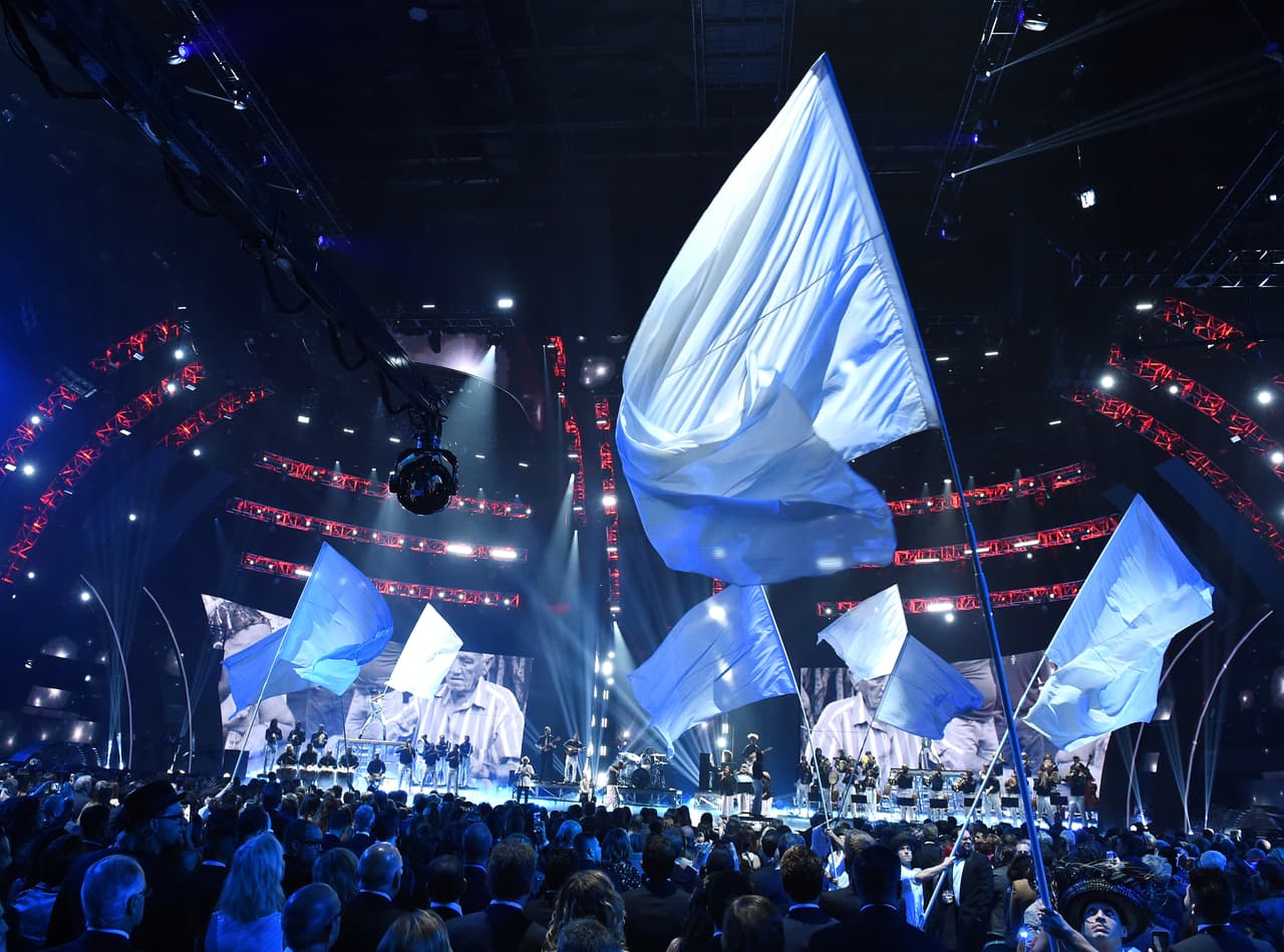 Residente y el tema 'Hijos del Cañaveral' fue uno de los momentos más emotivos de la noche. La canción fue dedicada a toda la gente de Puerto Rico, país afectado ese año por el huracán María.